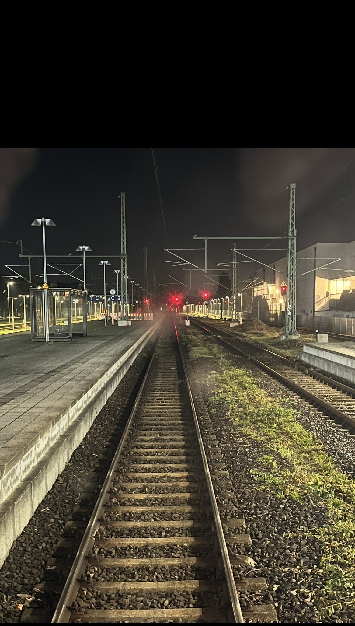 Blick auf die Gleise bei Nacht – Alltag im Schichtdienst als Lokführer